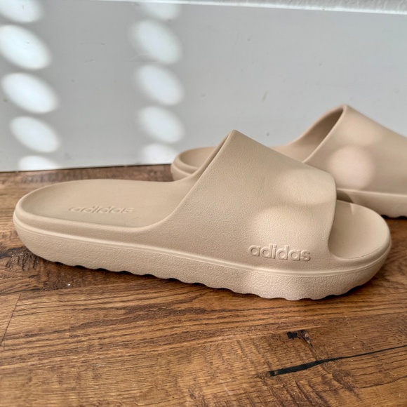 New Adidas Adilette Lumia Slides Clay Brown Men's Size 9 Women's Size 10.5 - Picture 1 of 6